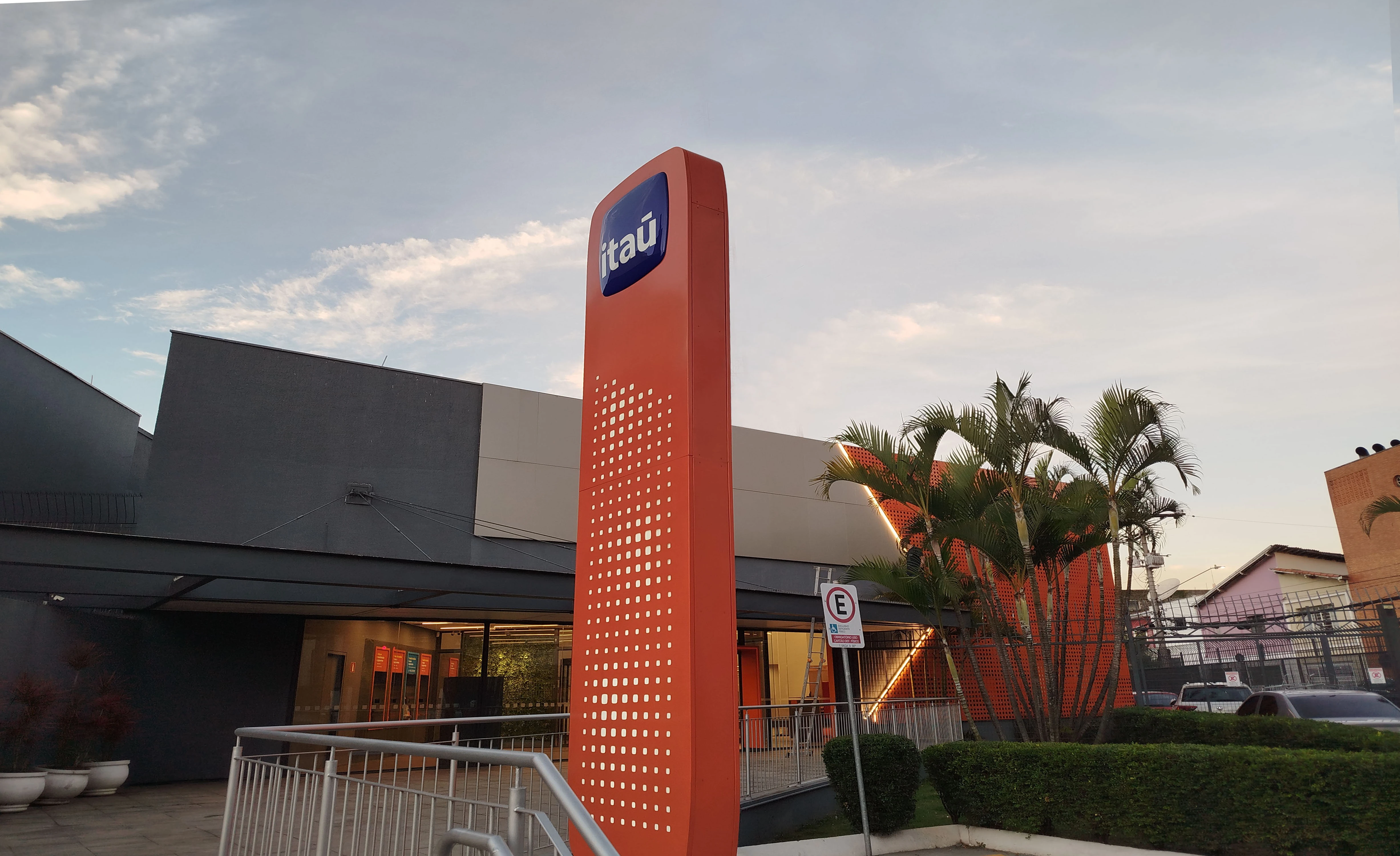 Totens, fachadas e Mobiliário Interno Design Itaú