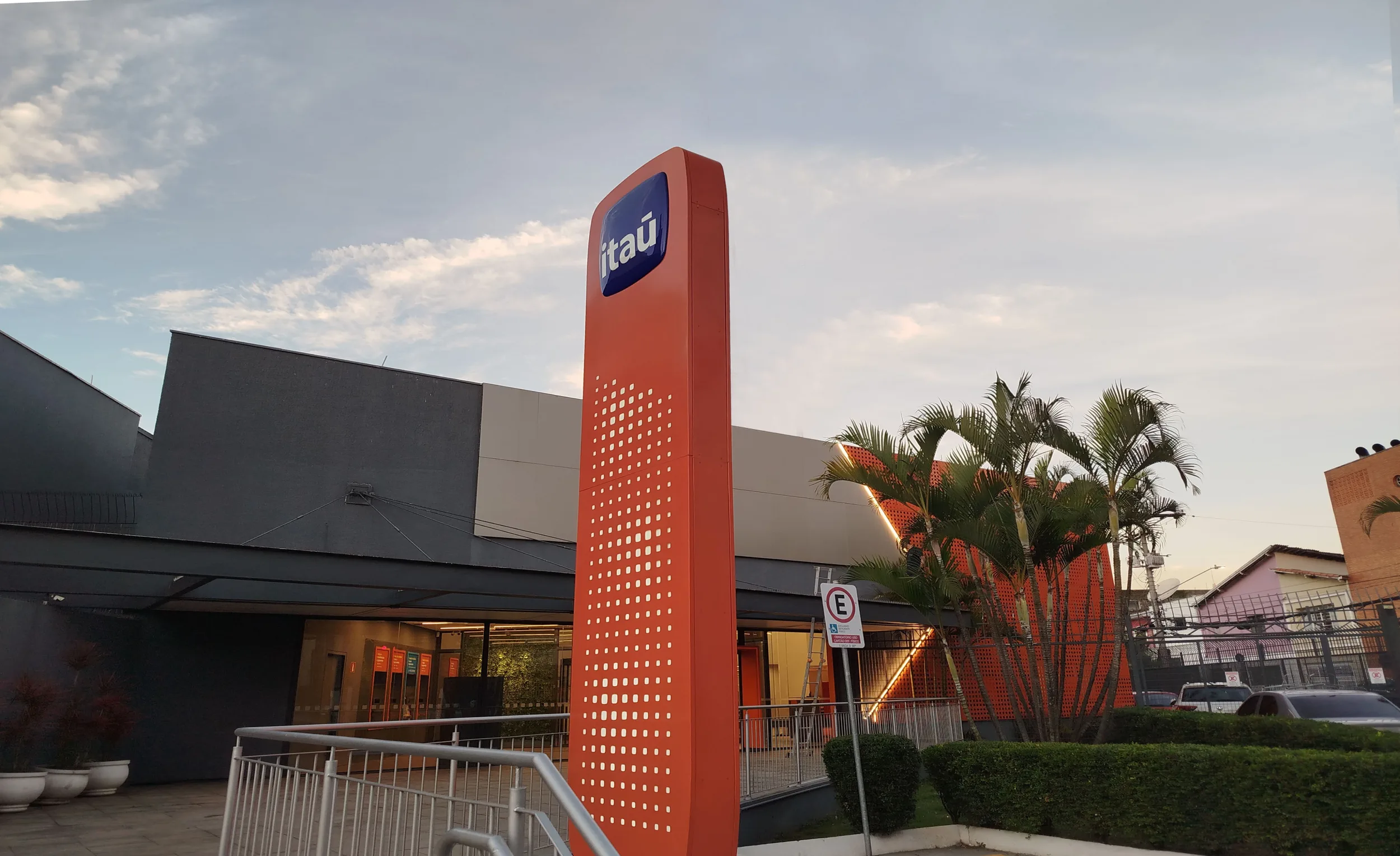 Totens, fachadas e Mobiliário Interno Design Itaú